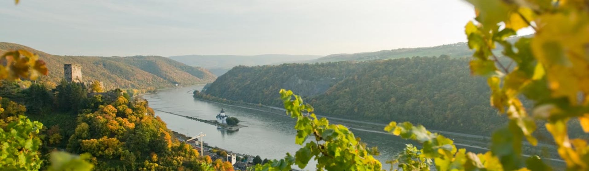 Vacker vy över ett höstigt landskap kring floden Rhen.