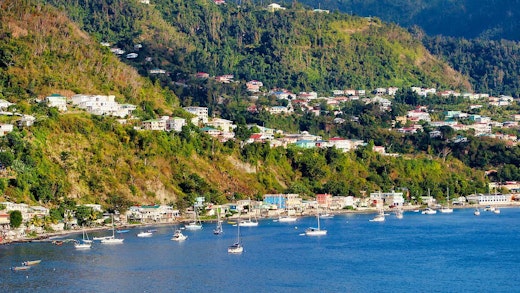 Huvudstaden Roseau på Dominica, sedd från vattnet.
